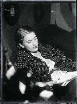 mote-historie:Lee Miller, Photo by Man Ray, 1930.
