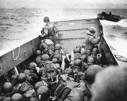 ultimate-world-war-ii:  US troops approaching Omaha Beach before