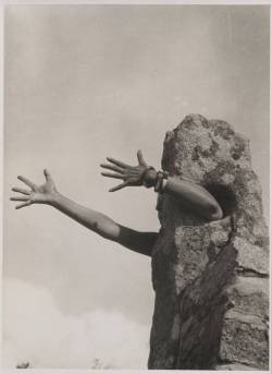 andyreiff:  Claude Cahun, I extend my arms, 1931.