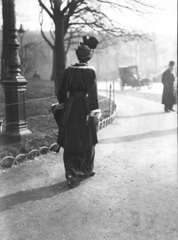 feuille-d-automne:  Bois de Boulogne ,1914 . Via  Gallica.bnf