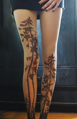 culturenlifestyle: Stunning Hand Painted Tights Mimic Tattoo