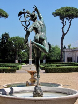stonemen:  Villa Medici gardens, Roma. Fountain: copy of Giambologna’s