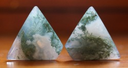 yourroyalpenis:  imperialorganics:5/8” (16mm) Moss agate teardrop