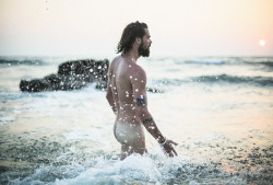 dirtyr:  Cast away. Anjuna Beach, Goa, India. Photo Simon Lohmeyer