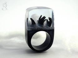 magicalshopping: (via Zombie creepy undead ring with three black