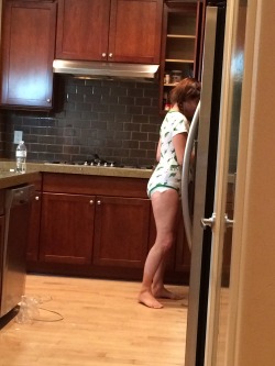 mydipgalishawt:  Ahhh there’s an adult baby raiding the kitchen!!