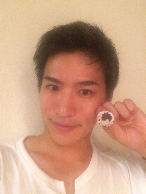 haikyuu-stage:  tanaka keita (daichi) got kurooâ€™s can badge when he went to see the hq movie akaÂ actual kurodai 