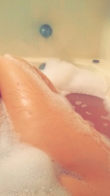 bipsterhlog:  Bubble bath results in a soapy butt