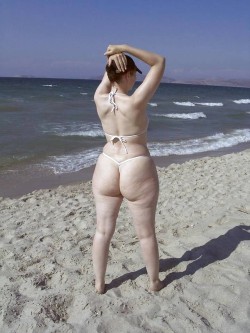 I would LOVE to see a gorgeous white ass like that at the beach.