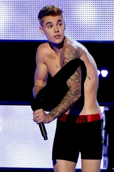 waistbandboy: Justin Bieber strips down to his black Calvin Klein boxerbriefs on Sept 9th 2014 at Fashion Rocks show!! I flippin’ LOVE it!! must have been hard on him to hear all those ‘boo’s’ 