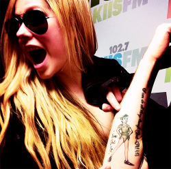  New picture! Avril with her new Peterpan tattoo and is written