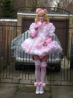 sisybarb:  sissystockingsworld:  What a fabulous outfit.  I agree