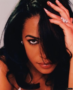 festivemomentspow:Aaliyah, 2001
