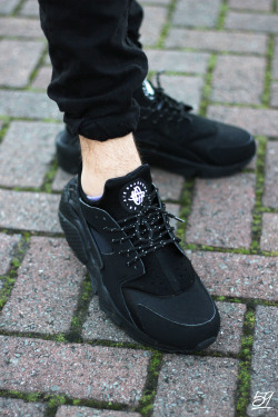 shoe-pornn:  Nike Huarache OG-Black/Black.