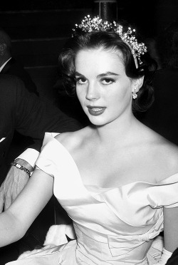 nataliewood-:Natalie Wood attending the 1957 Academy Awards