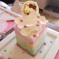 threemilk:Hello Kitty Rainbow Cake & Bubble Tea