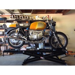 bmwcaferacer:  1976 BMW R90S - (Aurora) - Double checking fitment.