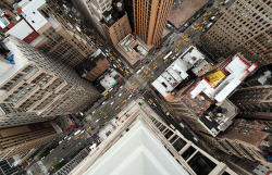 felibre:  Midtown intersection, NYC. Watching the pace and flow