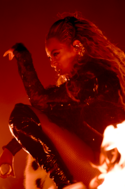 danceivyou:  Beyoncé performs at the 2016 MTV Video Music Awards