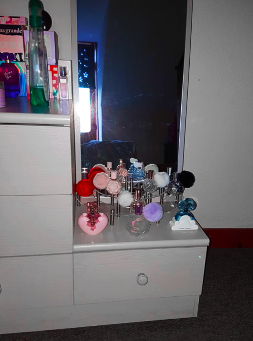 babyi:  I set up a new Ari perfume display, it’s 4 tiers of