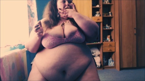 czechfeedee:    Fat ssbbw  love messy eating    