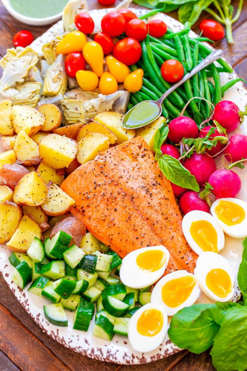 daily-deliciousness:  Salmon nicoise salad with basil vinaigrette