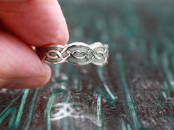 wickedclothes:  Glow In The Dark Celtic Ring Crafted out of fine