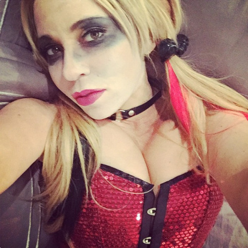 xxgeekpr0nxx:  The ultimate Harley Quinn? Tara Strong, of course.   Tara Strong cosplaying as one of the best & sexiest characters she’s voiced? I think I’m in love!