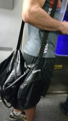 patricknavro:  Que motivante ir en el metro y que frente a ti tengas esta vista.  Si se le marca así el culo con Short de deporte,  como se verá sin nada????….. Da gusto comenzar así el día 