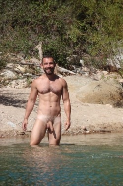 hotmenhotwater:gaynudistcocks:  Be proud of your cock and show