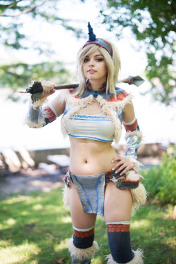 allthatscosplay:  Kirin Armor Cosplay Hunts Down Monsters in Style View the full feature with more images at All That’s Epic 