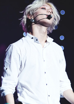 pororojongin:  Blonde Pretty Boytaemin&kai 