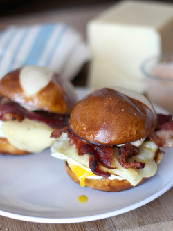 gastronomicgoodies:  Egg, White Cheddar, and Bacon Breakfast