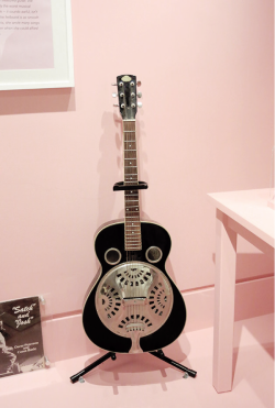 vertisse:  Amy Winehouse’s guitar at the exhibition Amy Winehouse: