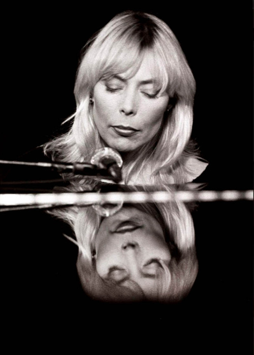 soundsof71:Joni Mitchell at the piano by Henry Diltz, my edit