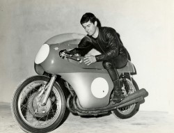 vanderbeer:Giacomo Agostini  (via mvagusta.it)