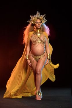 dreadinny: Pregnant BEYONCE Performs at 2017 Grammy Awards in