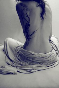 I love asymmetrical back tattoo’s :)