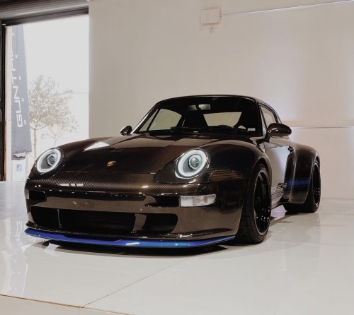 atouchofcool:  A Gunther Werks Porsche with exposed carbon fiber