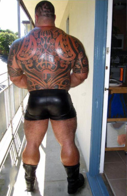 bearsinleather:  bearsinleather:  I SO NEED to meet this bottom,