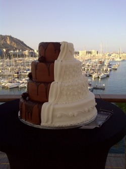blackbulls-whitegirls-bliss:  THIS is the perfect wedding cake