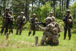 militaryarmament:  Chilean and U.S. Special Forces soldiers firing