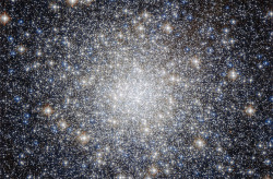 discoverynews:  Hubble Stares Deep into Glittering Stellar ‘Snow