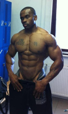 jockjizz:  muscleworshipper08:  I would completely drain his