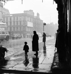 luzfosca:  Bert Hardy Rainy Street. 1954 Thanks to undr 