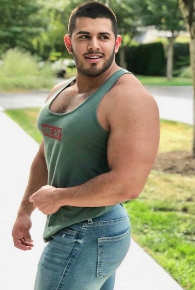 luvmusclesblog:musclehunkymen:Beefy, hunky, handsome built Latino