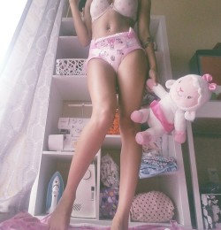 sunnywittledays:  All I am is legs, diapers and pink 