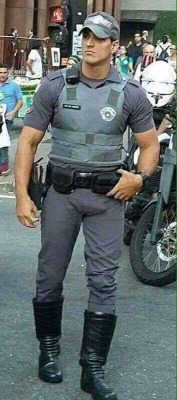servicebear:  Sexy booted policeman
