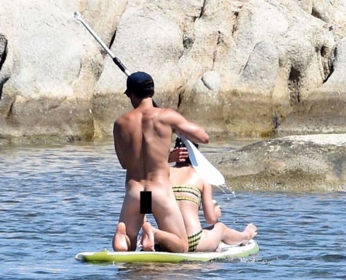 fuckyoustevepena:  Orlando Bloom Strips Naked at the Beach, With Katy Perry   