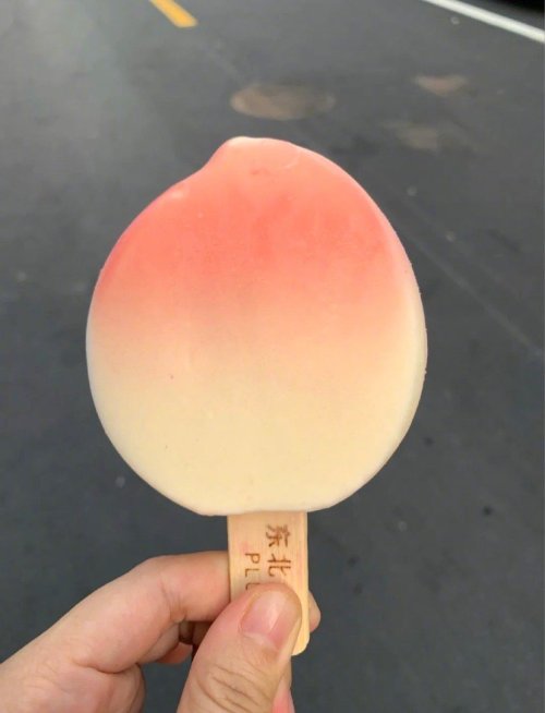 fuckyeahchinesefashion:  peach ice cream in china. brand 东北大板
